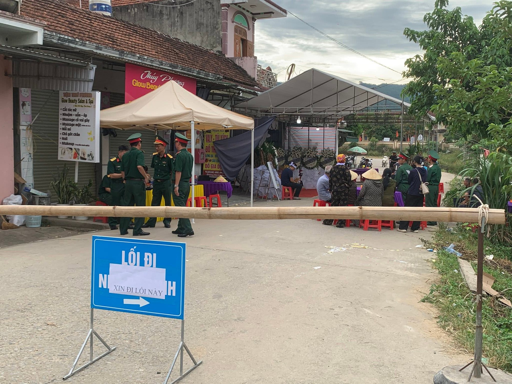Người th&acirc;n kh&oacute;c nghẹn trong tang lễ Thượng &uacute;y L&ecirc; Văn Thắng (Sao Nhập Ngũ) tại Nghệ An- Ảnh 5.