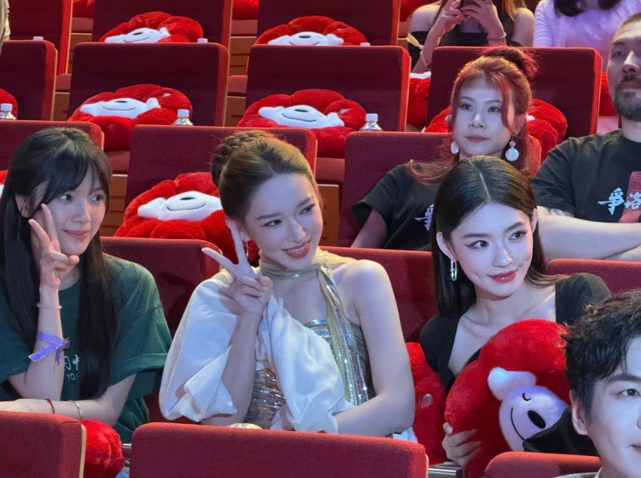 Để mặt mộc đi thảm đỏ vẫn đẹp phát sáng, showbiz có đúng 1 người: Nhan sắc hiếm có đáng giá ngàn vàng- Ảnh 6. Để mặt mộc đi thảm đỏ vẫn đẹp phát sáng, showbiz có đúng 1 người: Nhan sắc hiếm có đáng giá ngàn vàng- Ảnh 6.