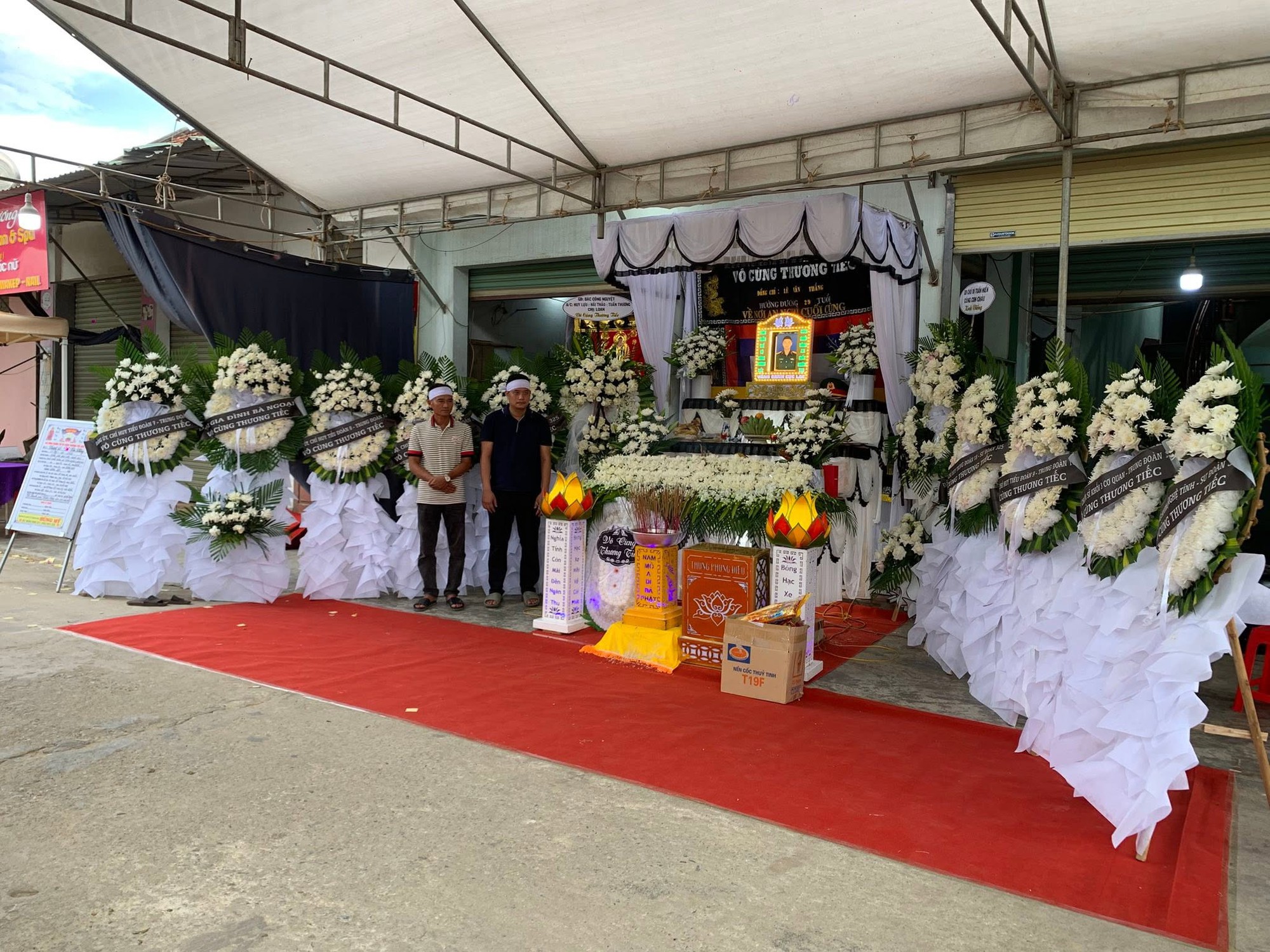 Người th&acirc;n kh&oacute;c nghẹn trong tang lễ Thượng &uacute;y L&ecirc; Văn Thắng (Sao Nhập Ngũ) tại Nghệ An- Ảnh 1.