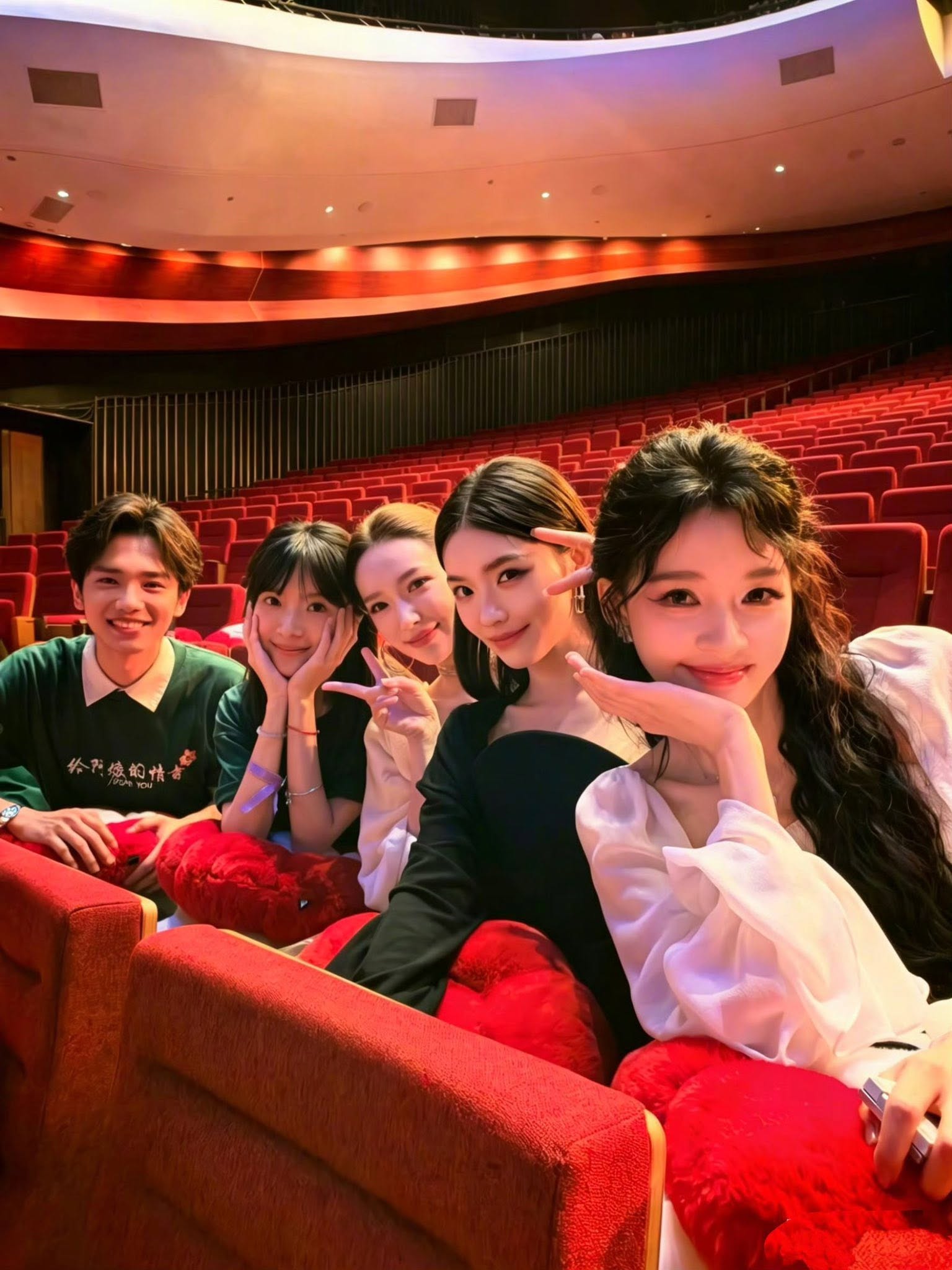 Để mặt mộc đi thảm đỏ vẫn đẹp phát sáng, showbiz có đúng 1 người: Nhan sắc hiếm có đáng giá ngàn vàng- Ảnh 7. Để mặt mộc đi thảm đỏ vẫn đẹp phát sáng, showbiz có đúng 1 người: Nhan sắc hiếm có đáng giá ngàn vàng- Ảnh 7.