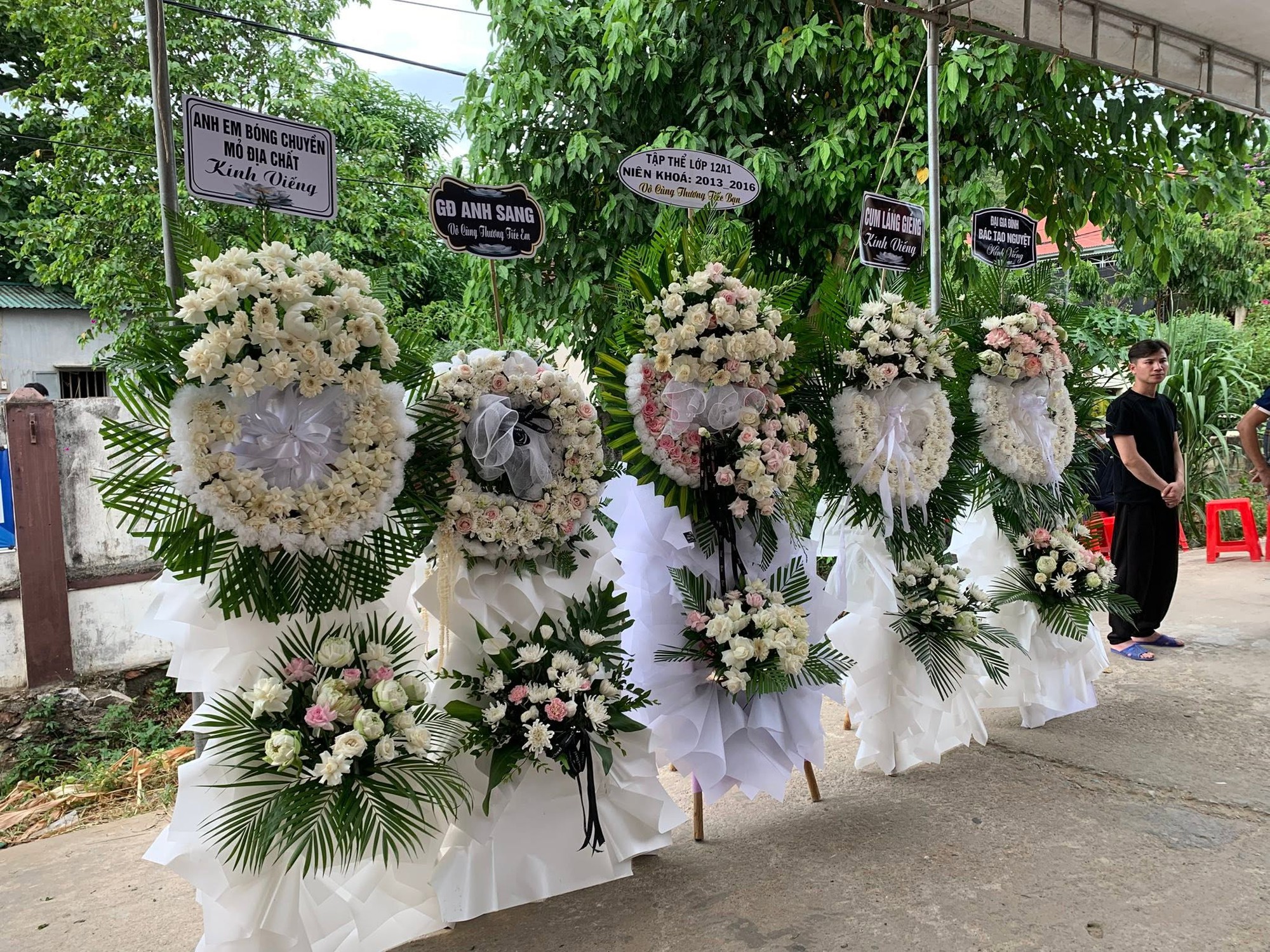 Người th&acirc;n kh&oacute;c nghẹn trong tang lễ Thượng &uacute;y L&ecirc; Văn Thắng (Sao Nhập Ngũ) tại Nghệ An- Ảnh 4.