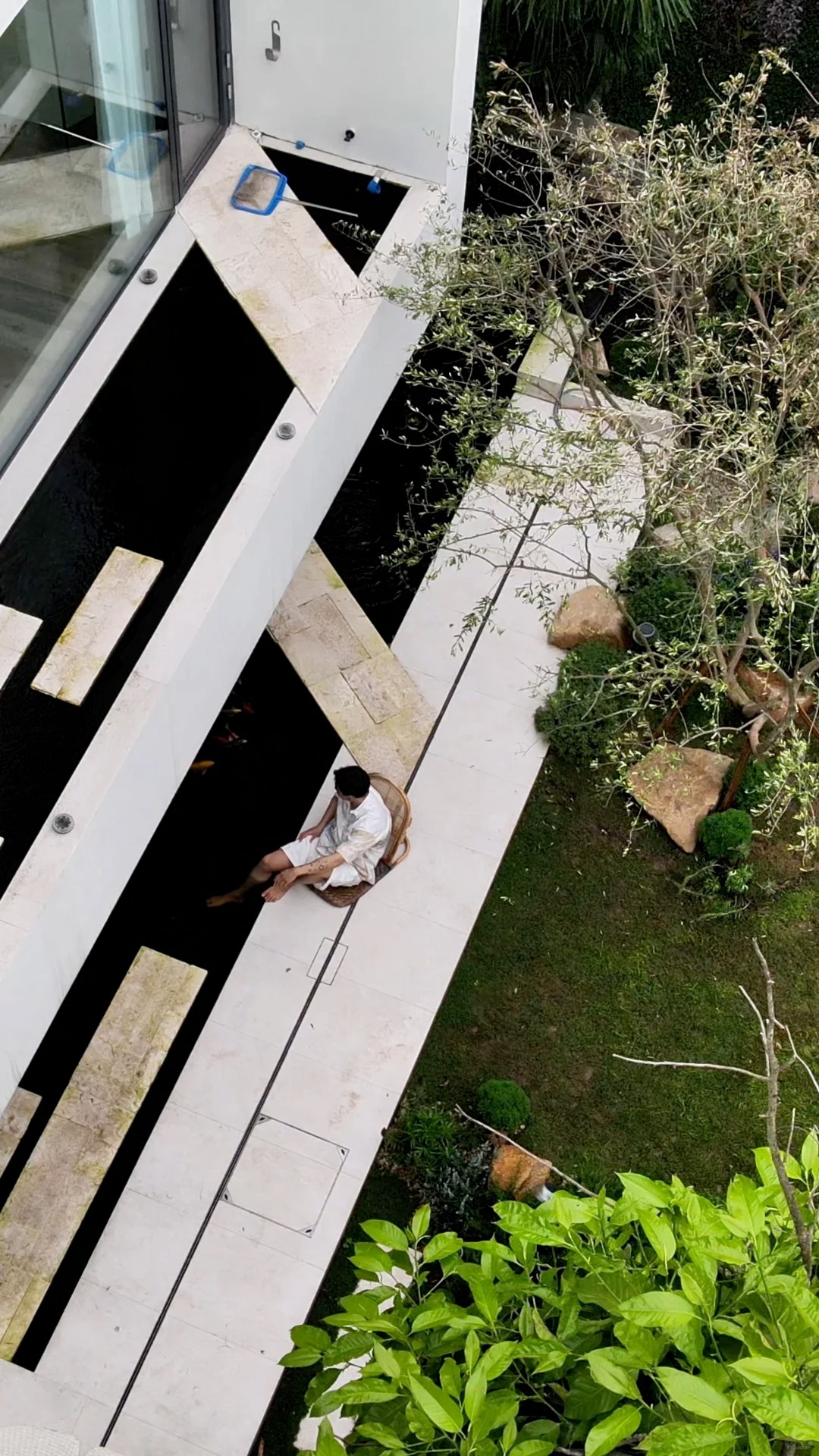 Hồ c&aacute; Koi tr&ecirc;n ban c&ocirc;ng, cửa sổ view "4 m&ugrave;a" của ch&agrave;ng trai l&ecirc;n n&uacute;i x&acirc;y nh&agrave; sống c&ugrave;ng 4 ch&uacute; ch&oacute;- Ảnh 11.