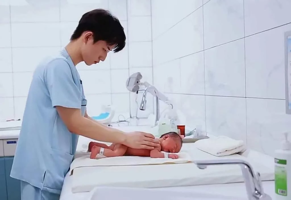 Nam hộ sinh khiến chị em "bỗng dưng kh&ocirc;ng c&ograve;n sợ sinh con" v&igrave; qu&aacute; đẹp trai v&agrave; dịu d&agrave;ng - Ảnh 3.