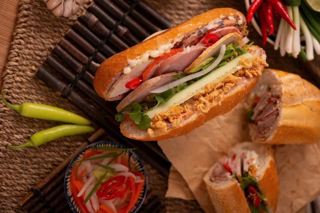 B&aacute;nh m&igrave; v&agrave; những vụ ngộ độc tập thể: Điều g&igrave; đang xảy ra ph&iacute;a sau m&oacute;n ăn quốc d&acirc;n của người Việt?- Ảnh 2.