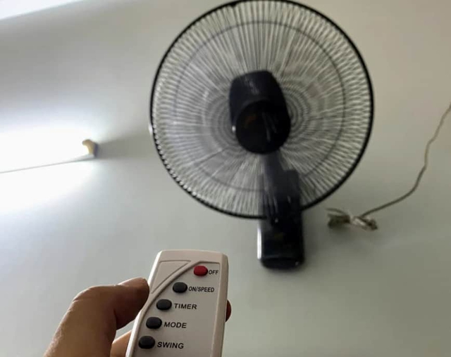 C&oacute; cần r&uacute;t d&acirc;y điện, ph&iacute;ch cắm quạt sau khi tắt kh&ocirc;ng? EVN giải đ&aacute;p- Ảnh 1.