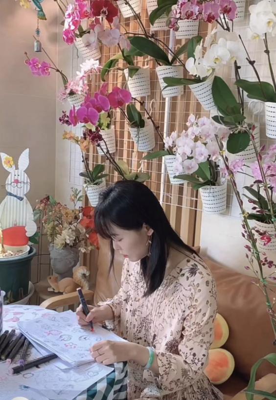 Người phụ nữ g&acirc;y sốt với &ldquo;ph&ograve;ng kh&aacute;ch hoa lan&rdquo; hơn 1.000 chậu: Kh&ocirc;ng gian ngập sắc hoa khiến ai nh&igrave;n cũng muốn ngắm m&atilde;i- Ảnh 3.