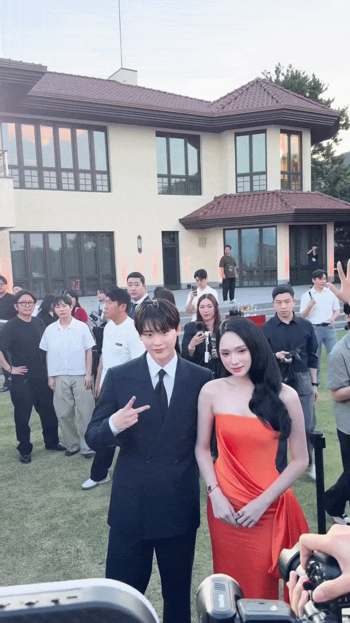 Lee Jong Suk bảnh - đẹp - đỉnh kh&ocirc;ng chỗ ch&ecirc;, s&aacute;nh đ&ocirc;i Hương Giang tại si&ecirc;u sự kiện- Ảnh 6.