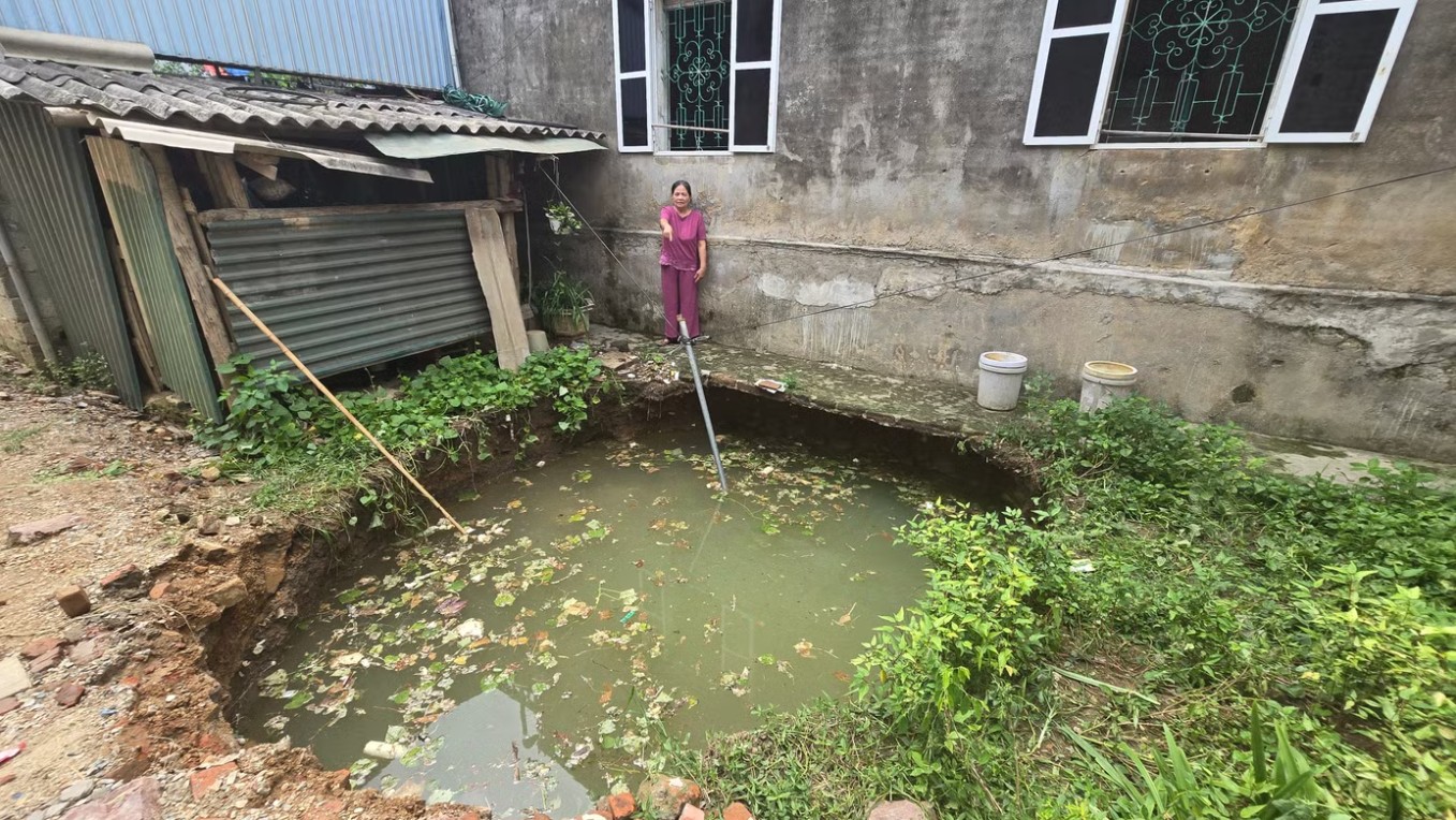 Sau tiếng động lớn giữa trưa, "hố tử thần" sâu 4m xuất hiện ở khu dân cư Thái Nguyên: Chuyên gia nói gì? - Ảnh 2.