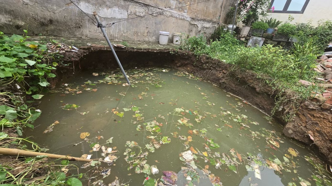 Sau tiếng động lớn giữa trưa, "hố tử thần" sâu 4m xuất hiện ở khu dân cư Thái Nguyên: Chuyên gia nói gì? - Ảnh 3.