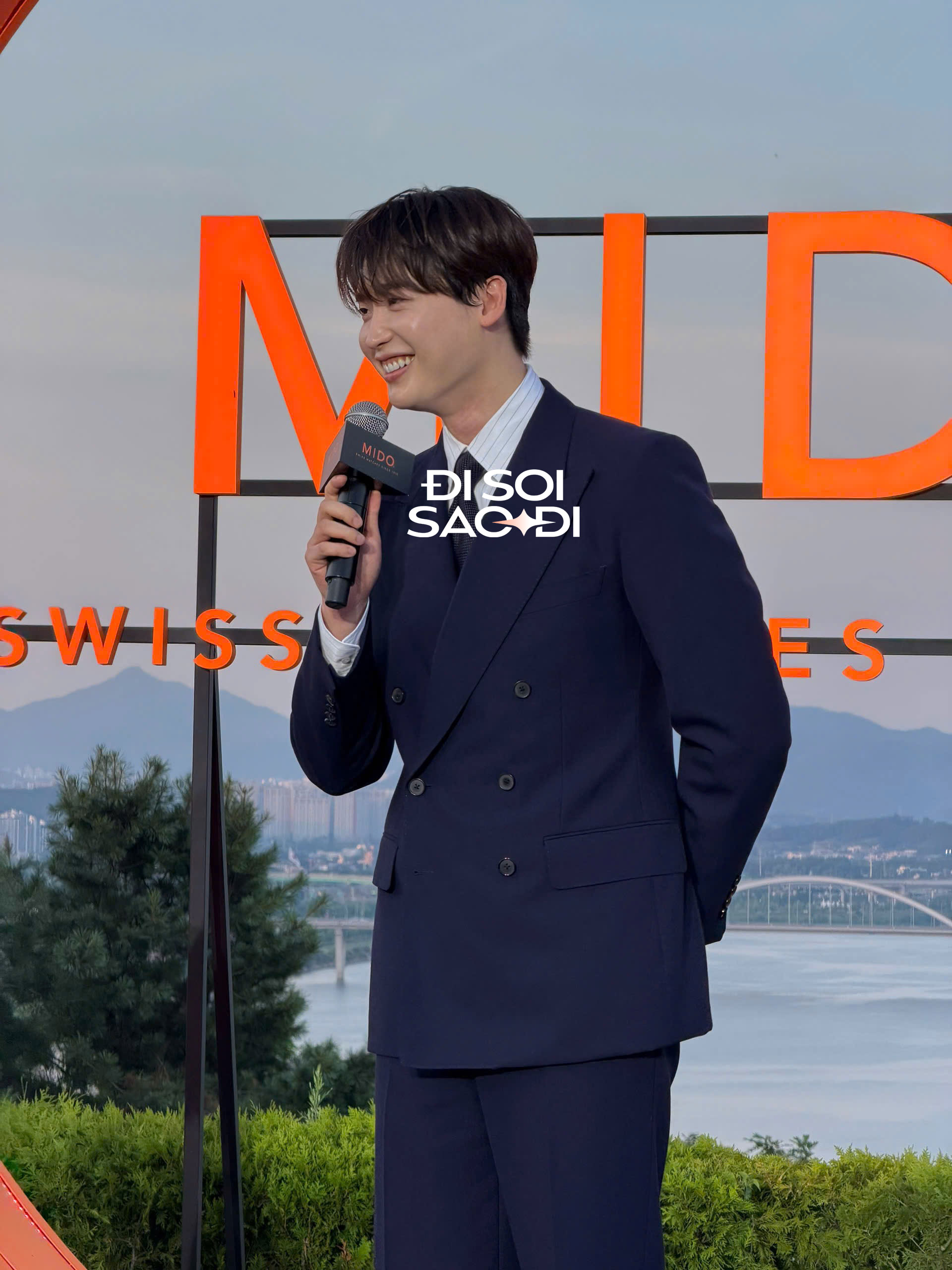 Lee Jong Suk bảnh - đẹp - đỉnh kh&ocirc;ng chỗ ch&ecirc;, s&aacute;nh đ&ocirc;i Hương Giang tại si&ecirc;u sự kiện- Ảnh 3.