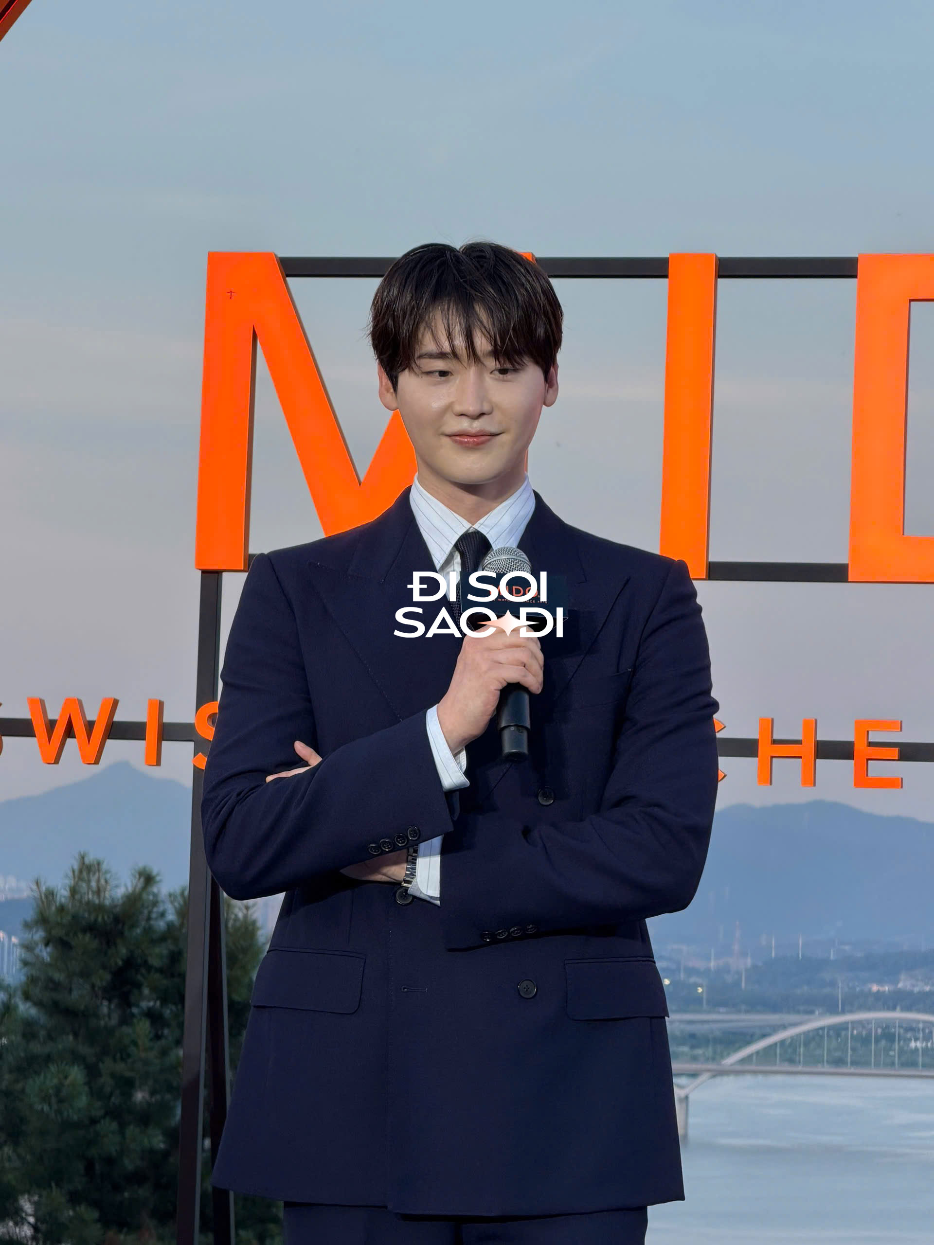 Lee Jong Suk bảnh - đẹp - đỉnh kh&ocirc;ng chỗ ch&ecirc;, s&aacute;nh đ&ocirc;i Hương Giang tại si&ecirc;u sự kiện- Ảnh 8.