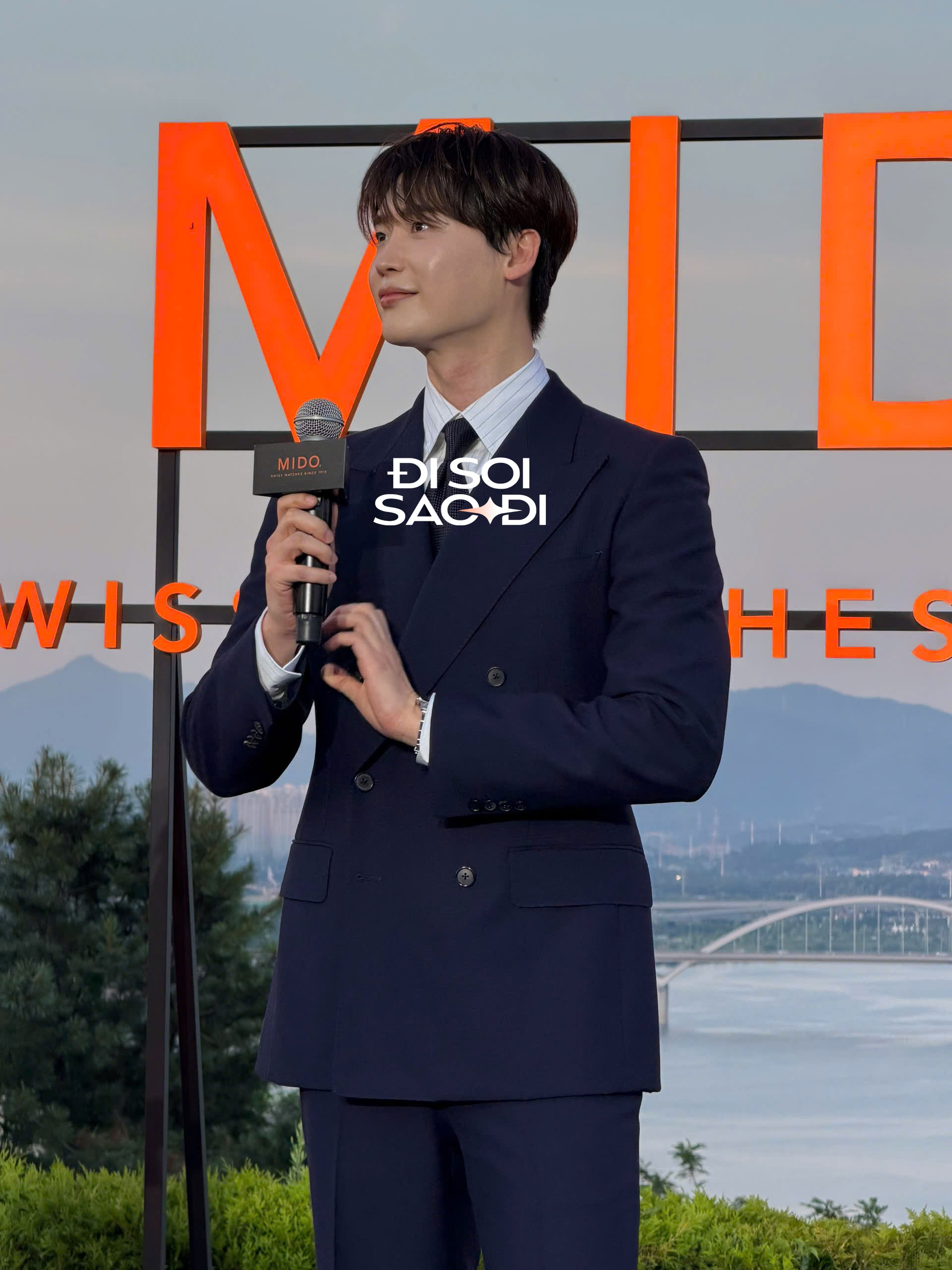 Lee Jong Suk bảnh - đẹp - đỉnh kh&ocirc;ng chỗ ch&ecirc;, s&aacute;nh đ&ocirc;i Hương Giang tại si&ecirc;u sự kiện- Ảnh 5.