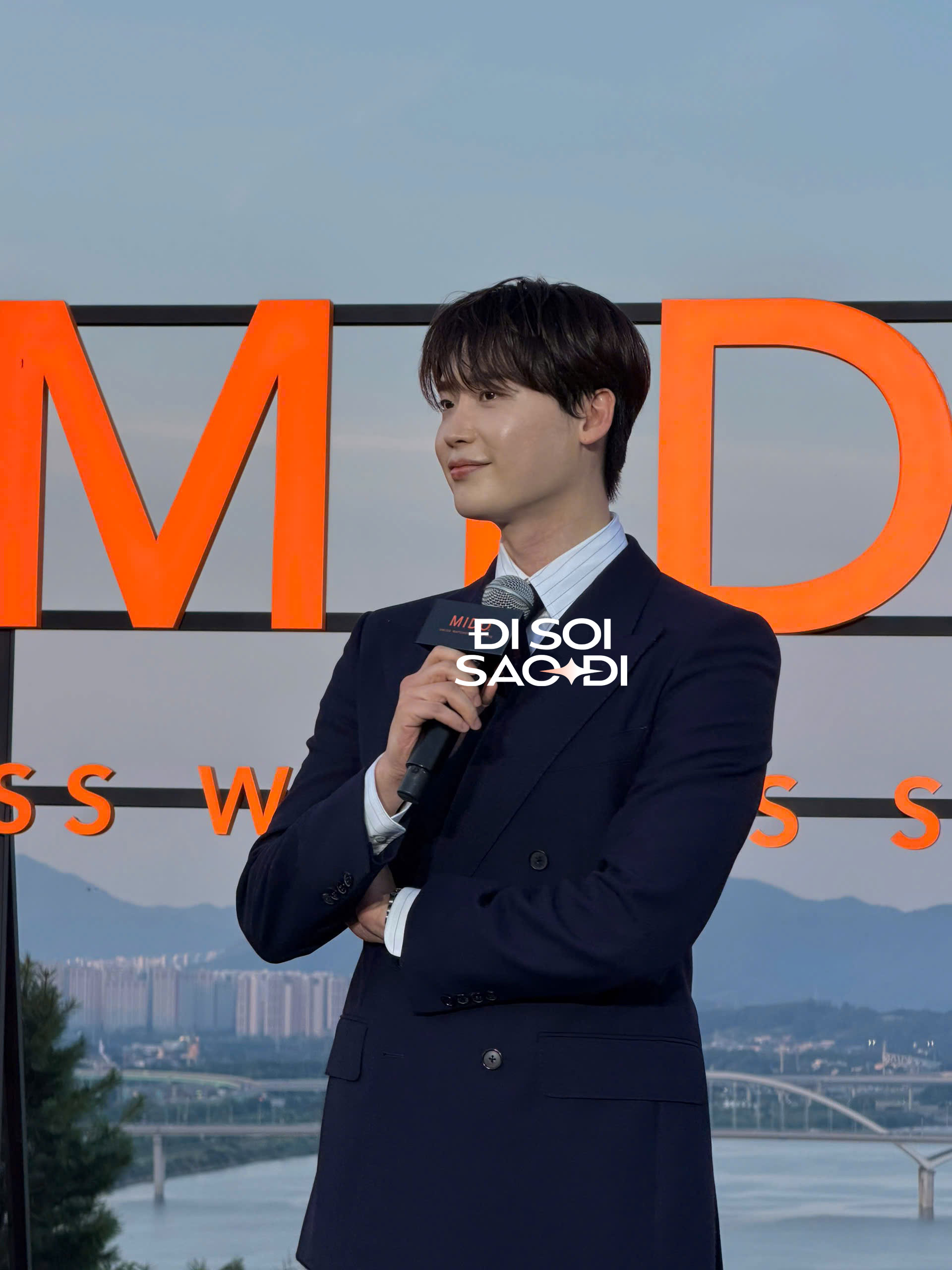 Lee Jong Suk bảnh - đẹp - đỉnh kh&ocirc;ng chỗ ch&ecirc;, s&aacute;nh đ&ocirc;i Hương Giang tại si&ecirc;u sự kiện- Ảnh 2.