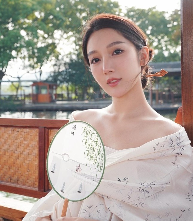 Kh&ocirc;ng ngờ mỹ nh&acirc;n tống Ng&ocirc; Diệc Ph&agrave;m v&agrave;o t&ugrave; cũng c&oacute; ng&agrave;y &ecirc; chề hầu t&ograve;a lĩnh &aacute;n thế n&agrave;y- Ảnh 3.