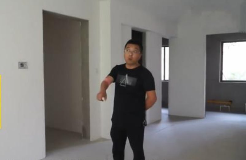 Mua căn hộ 117 m&sup2; với gi&aacute; hơn 7 tỷ đồng, người đ&agrave;n &ocirc;ng ph&aacute;t hiện nh&agrave; kh&ocirc;ng c&oacute; cửa ch&iacute;nh, chủ đầu tư tuy&ecirc;n bố: &ldquo;C&oacute; thể v&agrave;o bằng cửa sổ&rdquo;- Ảnh 2.