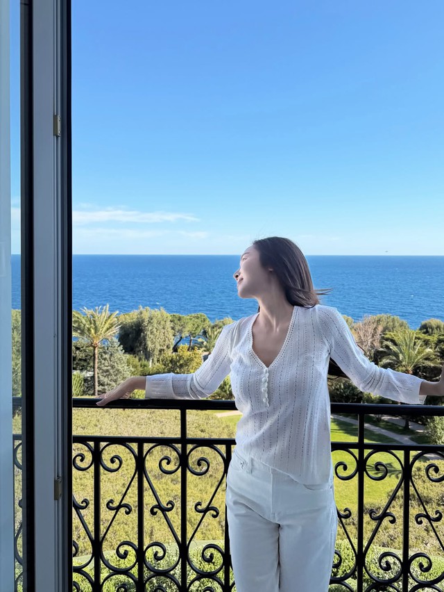 Mỹ nh&acirc;n trời sinh mặt lạnh như băng: U40 vẫn sang chảnh hết nấc, mặc cơ bản m&agrave; ai cũng muốn sao ch&eacute;p- Ảnh 4.