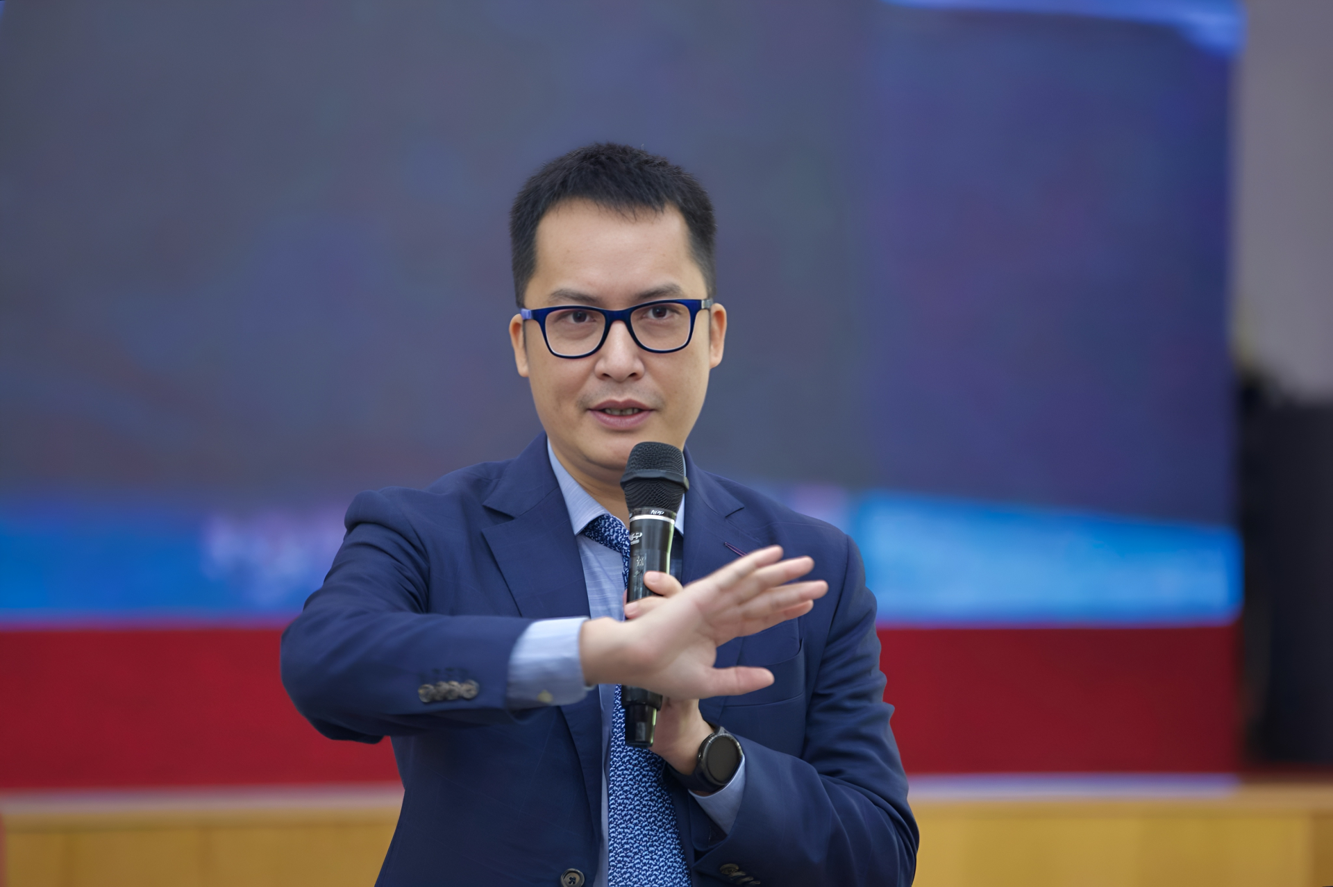 Nh&agrave; ph&ecirc; b&igrave;nh văn học Nguyễn Thanh Sơn: "Kh&ocirc;ng thể dạy học sinh bằng c&aacute;ch nh&igrave;n c&oacute; sẵn rồi y&ecirc;u cầu c&aacute;c em c&oacute; c&aacute;ch nh&igrave;n ri&ecirc;ng"- Ảnh 5.