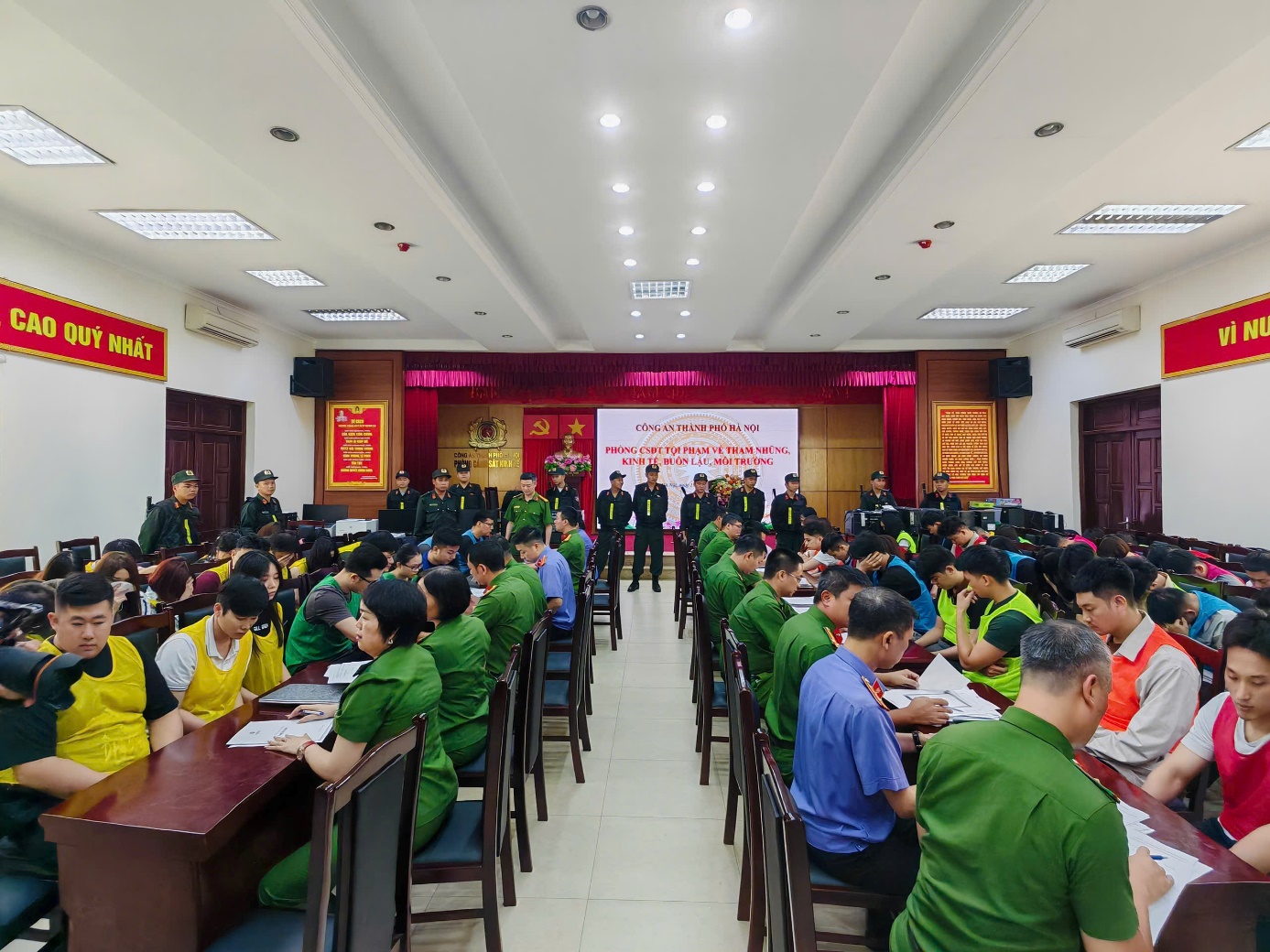 S&aacute;ng nay, C&ocirc;ng an H&agrave; Nội th&ocirc;ng tin vụ lừa đảo b&aacute;n hợp đồng kỳ nghỉ - Ảnh 4.