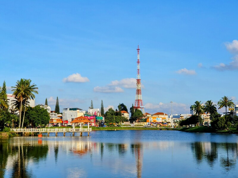 Việt Nam c&oacute; th&agrave;nh phố m&aacute;t lạnh cao 900m: Nơi ra đời 108 l&aacute; thư t&igrave;nh Trịnh C&ocirc;ng Sơn, nay lại g&acirc;y sốt với cổng trời của Sơn T&ugrave;ng M-TP - Ảnh 1.