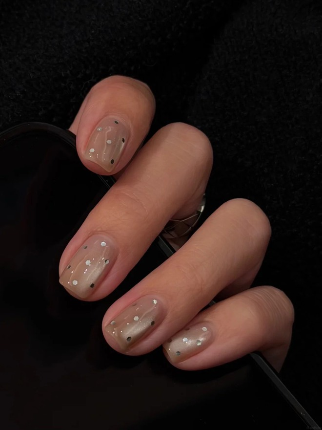 Tưởng đơn giản nhưng đ&acirc;y lại l&agrave; mẫu nail được c&aacute;c t&iacute;n đồ quiet luxury y&ecirc;u th&iacute;ch nhất hiện nay- Ảnh 9.