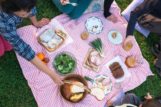 M&ugrave;a picnic đến rồi: Tr&aacute;nh ngay 6 sai lầm khiến thực phẩm nhanh biến th&agrave;nh "ổ vi khuẩn" dưới trời nắng n&oacute;ng- Ảnh 1.