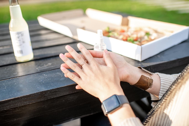M&ugrave;a picnic đến rồi: Tr&aacute;nh ngay 6 sai lầm khiến thực phẩm nhanh biến th&agrave;nh "ổ vi khuẩn" dưới trời nắng n&oacute;ng- Ảnh 2.