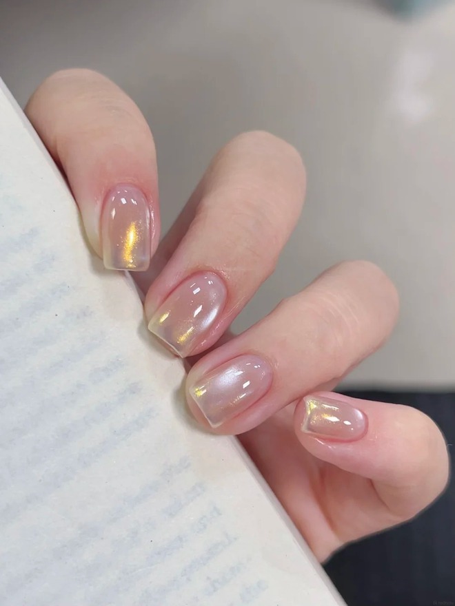 Tưởng đơn giản nhưng đ&acirc;y lại l&agrave; mẫu nail được c&aacute;c t&iacute;n đồ quiet luxury y&ecirc;u th&iacute;ch nhất hiện nay- Ảnh 8.