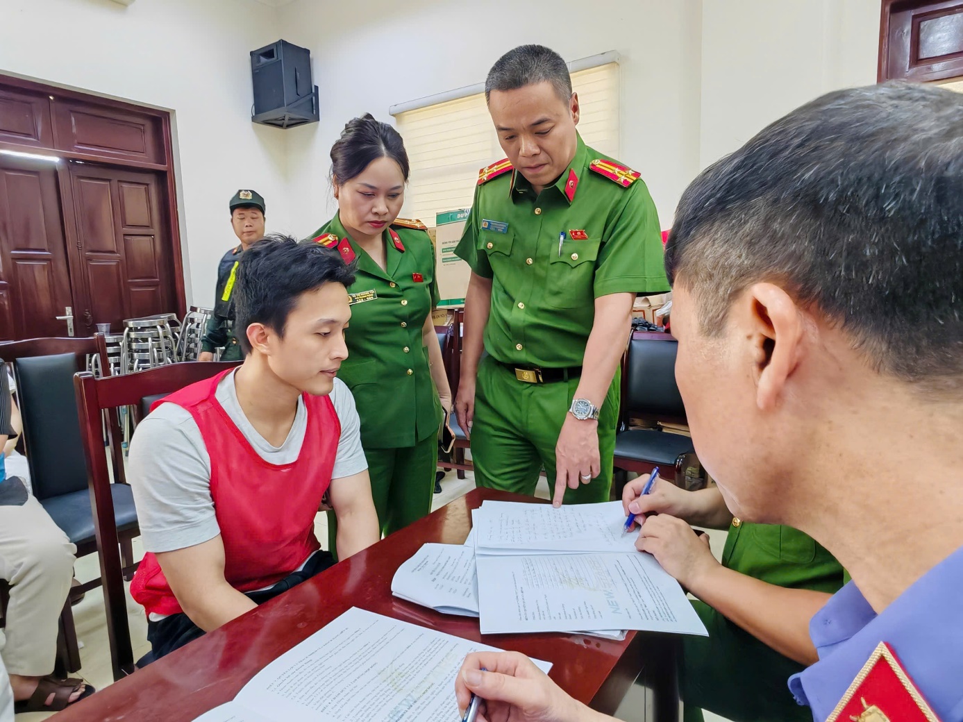 S&aacute;ng nay, C&ocirc;ng an H&agrave; Nội th&ocirc;ng tin vụ lừa đảo b&aacute;n hợp đồng kỳ nghỉ - Ảnh 5.