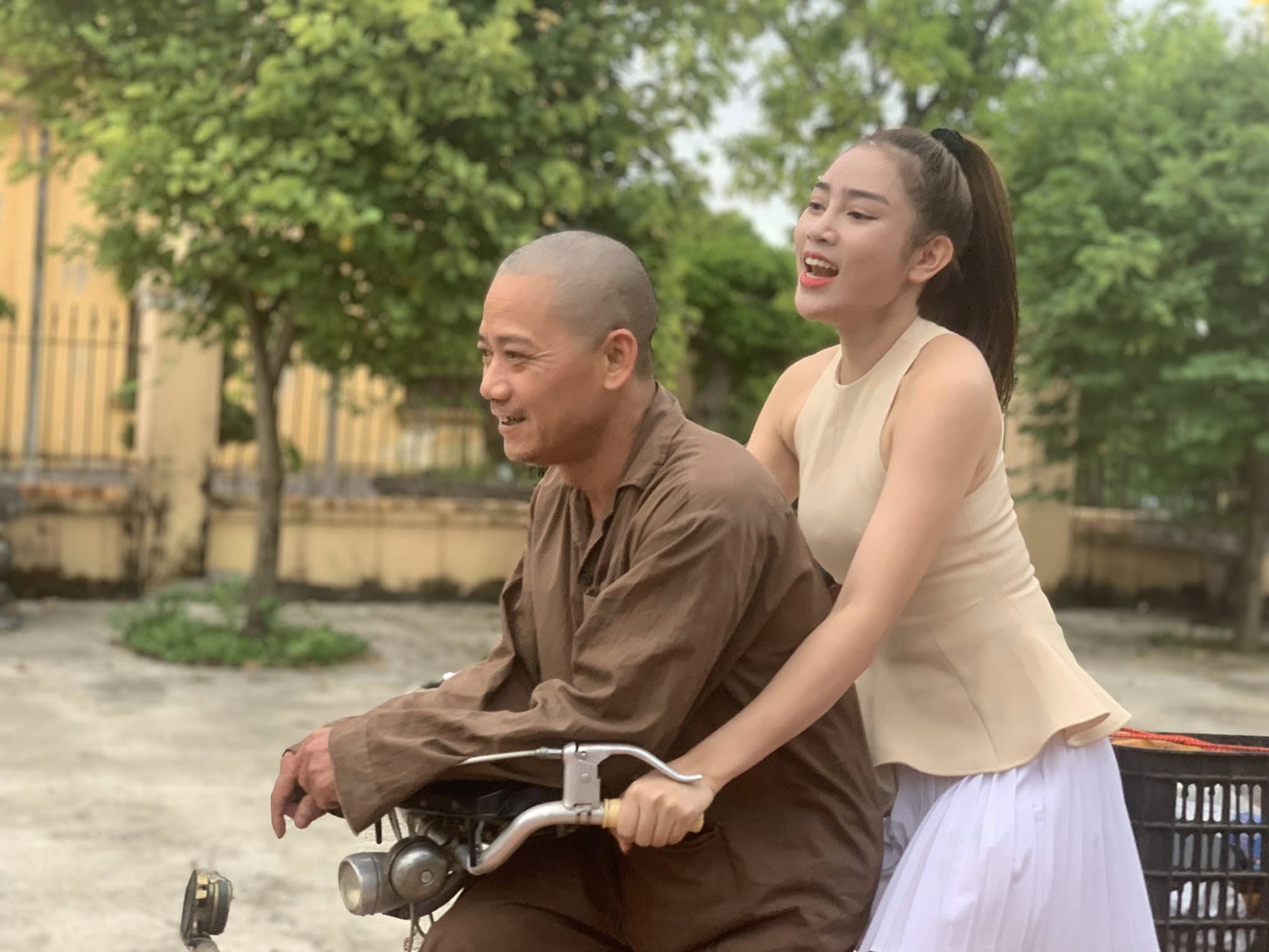 Cuộc sống của "đại gia ch&acirc;n đất" cưới ch&acirc;n d&agrave;i thi hoa hậu, ở nh&agrave; sang 4 tầng tr&ecirc;n đường Kim Giang - Ảnh 4.