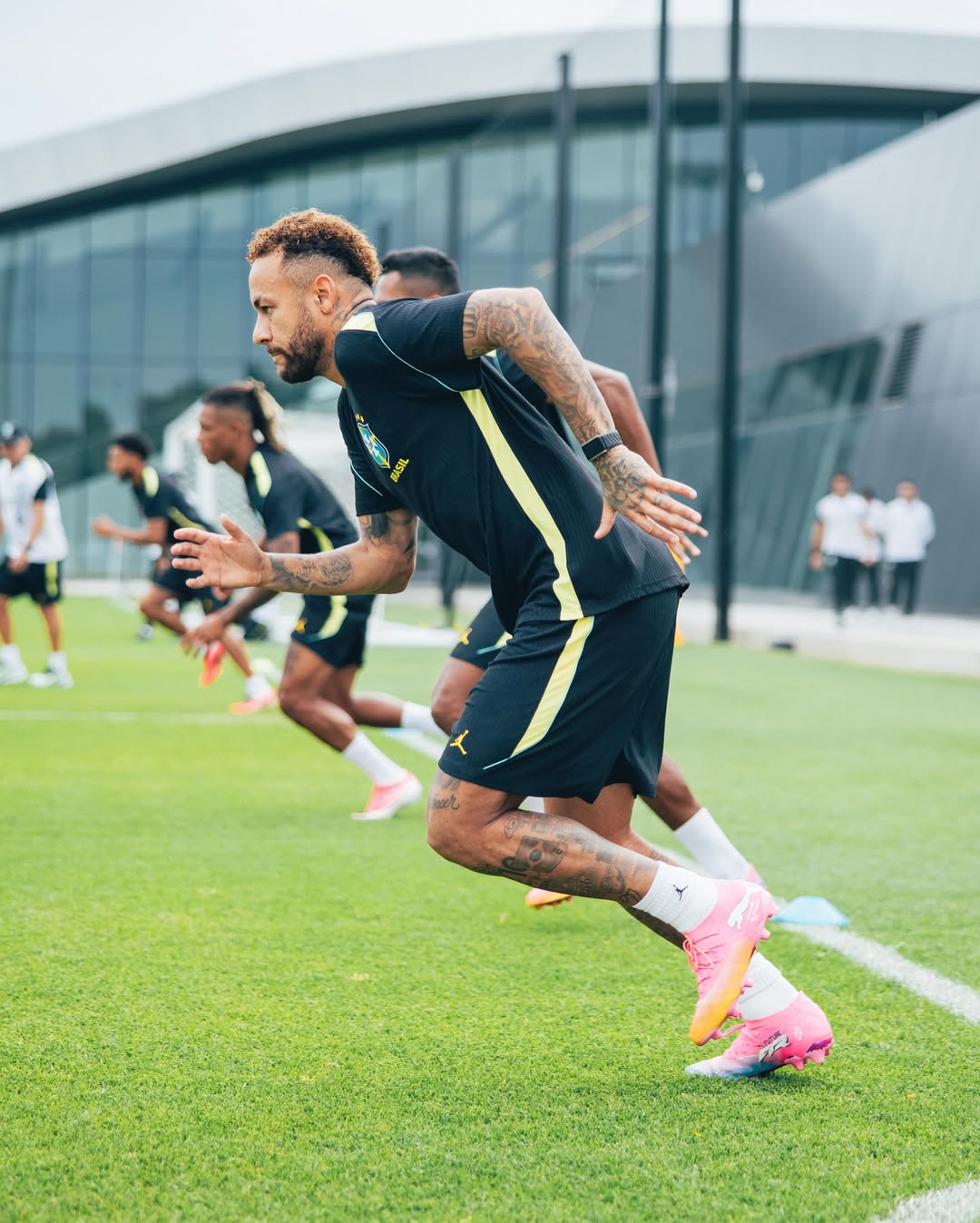 Cả đội Brazil l&ecirc;n đường đi thi đấu trận 2 tại World Cup 2026, m&igrave;nh Neymar phải ở lại v&igrave; chấn thương, được bạn g&aacute;i đang mang thai đến thăm- Ảnh 2.
