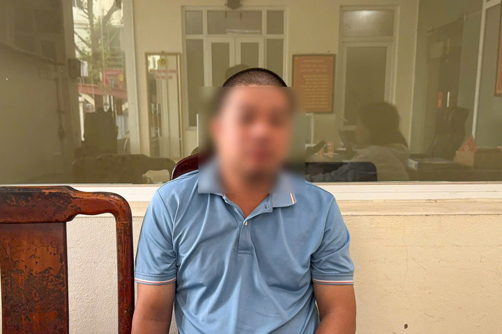 H&agrave; Nội: Danh t&iacute;nh người đ&agrave;n &ocirc;ng cởi trần la h&eacute;t, chặn xe cảnh s&aacute;t giao th&ocirc;ng- Ảnh 2.