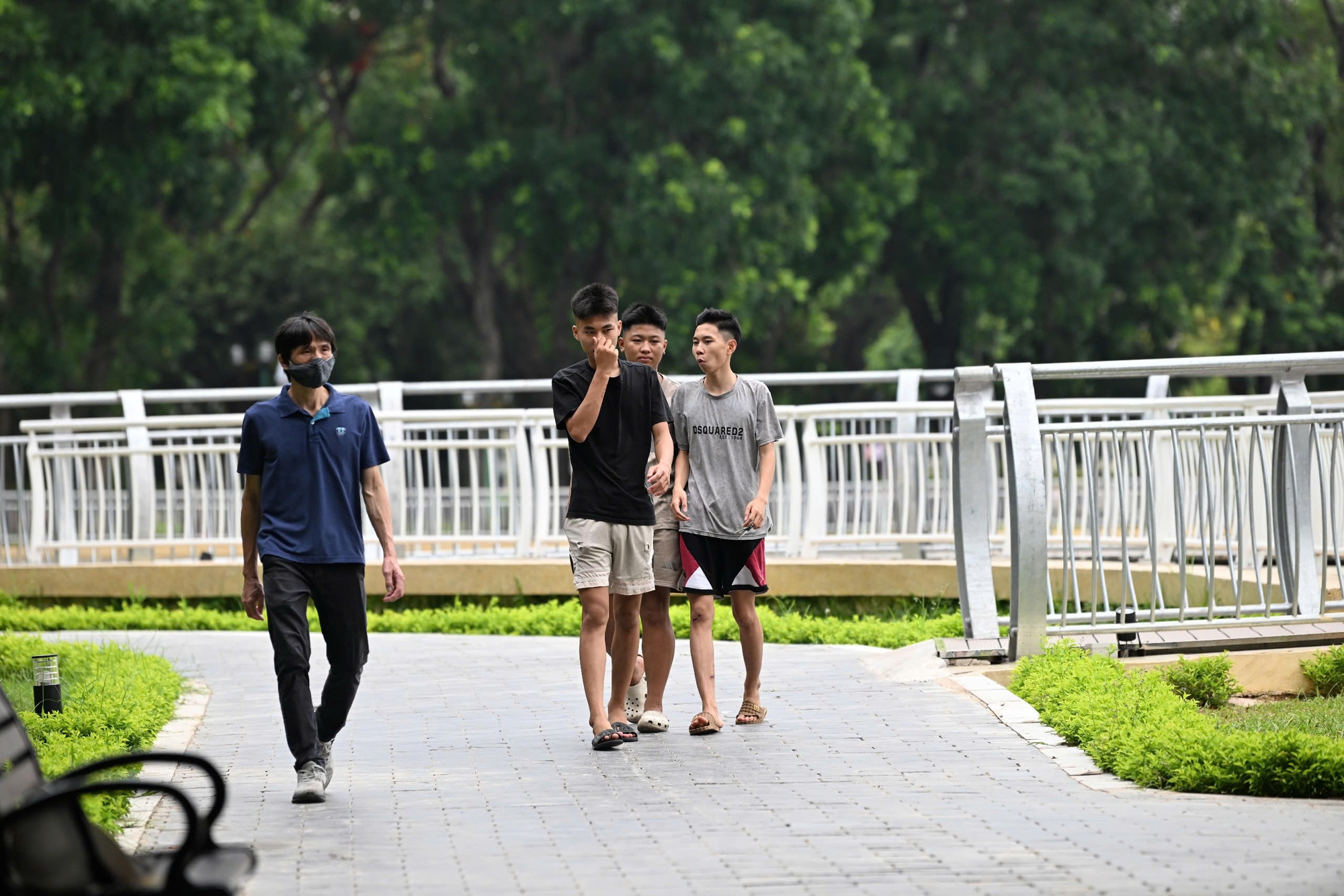 Hà Nội: Cá chết trắng hồ Nghĩa Đô, cảnh tượng bất thường "chưa từng thấy"- Ảnh 5. Hà Nội: Cá chết trắng hồ Nghĩa Đô, cảnh tượng bất thường "chưa từng thấy"- Ảnh 5.