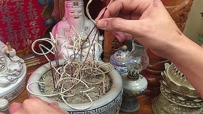 3 lỗi nhiều gia đ&igrave;nh mắc khi thắp hương - Ảnh 1.