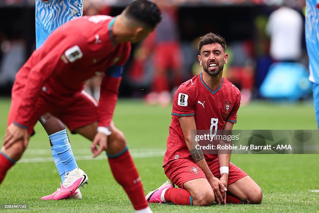 ĐT Bồ Đ&agrave;o Nha "nh&aacute;o nh&agrave;o" v&igrave; Ronaldo: Fan cuồng tấn c&ocirc;ng dữ dội Bruno Fernandes, Joao Neves hứng "cơn thịnh nộ"- Ảnh 2.