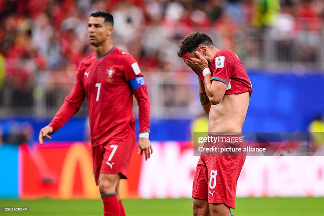 ĐT Bồ Đ&agrave;o Nha "nh&aacute;o nh&agrave;o" v&igrave; Ronaldo: Fan cuồng tấn c&ocirc;ng dữ dội Bruno Fernandes, Joao Neves hứng "cơn thịnh nộ"- Ảnh 1.