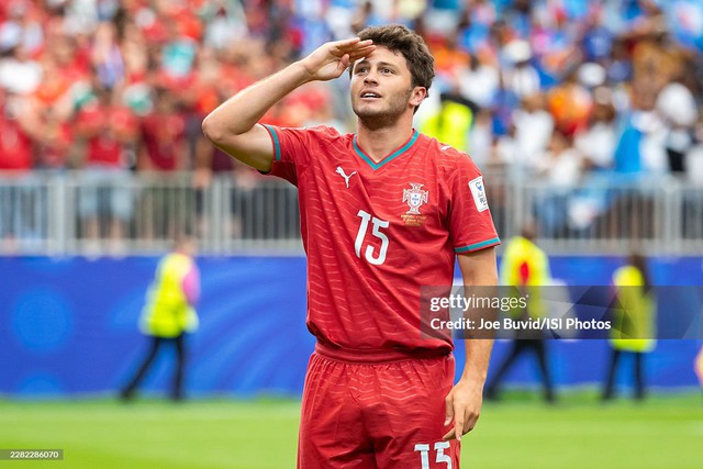 ĐT Bồ Đ&agrave;o Nha "nh&aacute;o nh&agrave;o" v&igrave; Ronaldo: Fan cuồng tấn c&ocirc;ng dữ dội Bruno Fernandes, Joao Neves hứng "cơn thịnh nộ"- Ảnh 3.