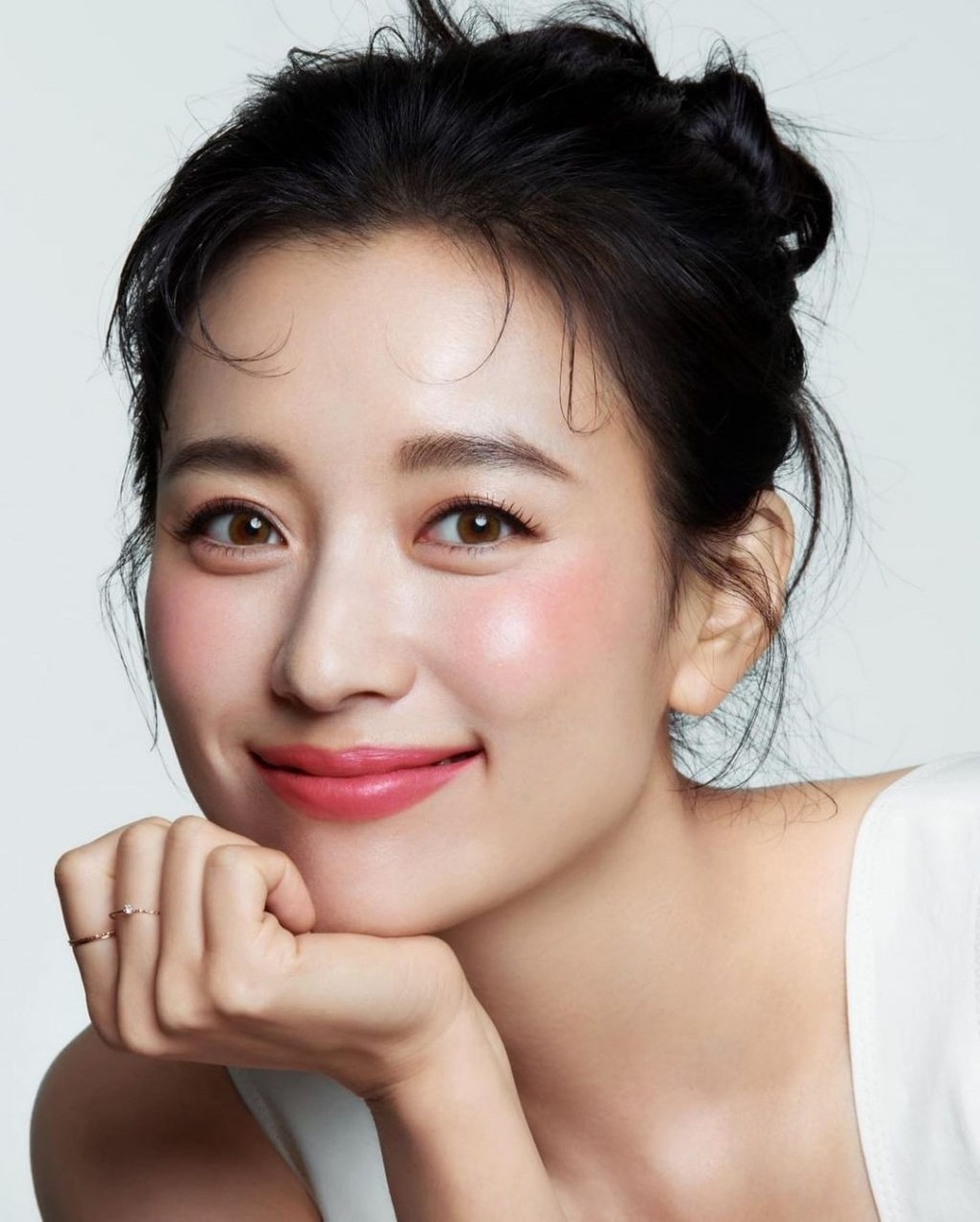 "Bạch nguyệt quang" c&oacute; nụ cười đẹp nhất xứ Kim Chi: Nhan sắc v&agrave; style U40 vẫn đủ sức chấp mọi thế hệ - Ảnh 1.