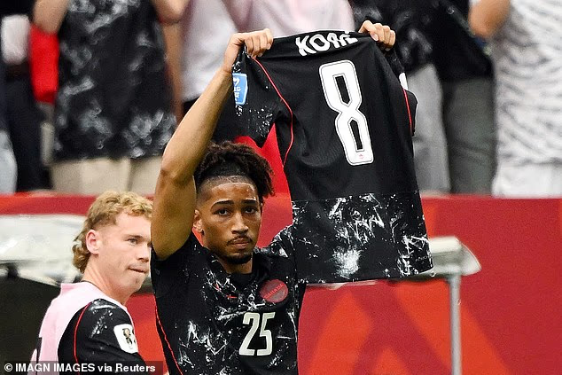 HLV World Cup đau đớn thốt lên khi học trò gãy chân kinh hoàng, nhà đài không dám phát lại pha bóng ám ảnh- Ảnh 8. HLV World Cup đau đớn thốt lên khi học trò gãy chân kinh hoàng, nhà đài không dám phát lại pha bóng ám ảnh- Ảnh 8.