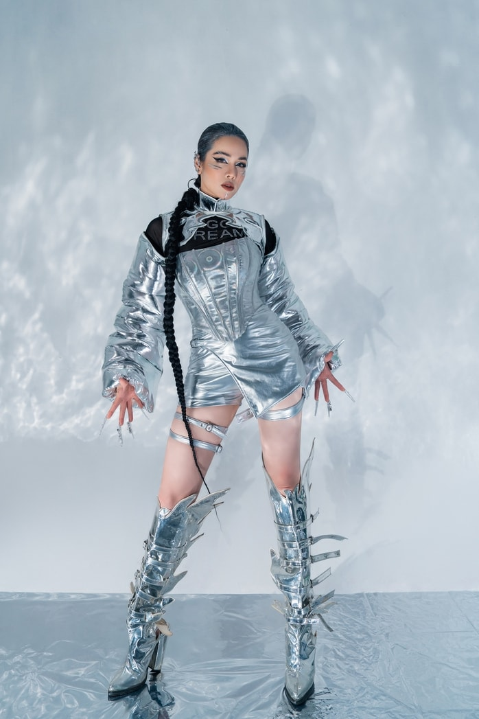 Ca sĩ Việt gi&agrave;u bậc nhất showbiz: Sống trong cơ ngơi 20 tỷ, &ldquo;nắm tr&ugrave;m&rdquo; loạt c&ocirc;ng ty ri&ecirc;ng nhưng ra nhạc bị ch&ecirc; thảm họa- Ảnh 5.