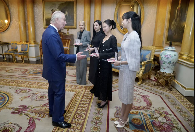Đẳng cấp "biểu tượng to&agrave;n cầu": Nh&oacute;m nữ duy nhất được Ho&agrave;ng gia Anh trao hu&acirc;n chương, được kỷ lục Guinness vinh danh  - Ảnh 4.
