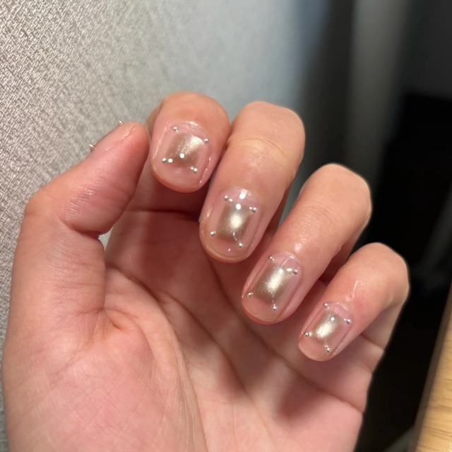 Tưởng đơn giản nhưng đ&acirc;y lại l&agrave; mẫu nail được c&aacute;c t&iacute;n đồ quiet luxury y&ecirc;u th&iacute;ch nhất hiện nay- Ảnh 2.