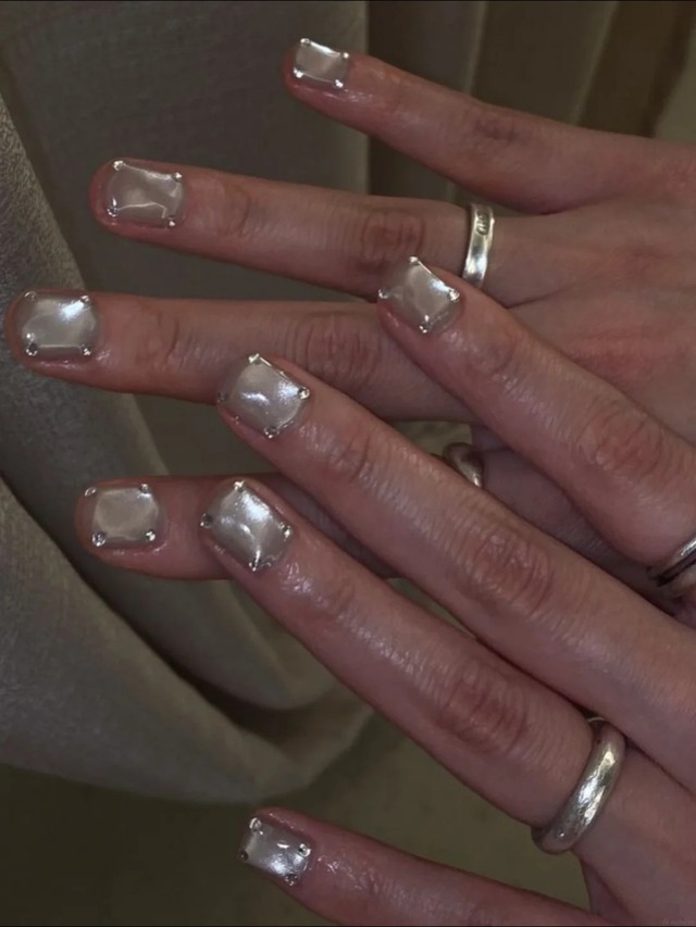 Tưởng đơn giản nhưng đ&acirc;y lại l&agrave; mẫu nail được c&aacute;c t&iacute;n đồ quiet luxury y&ecirc;u th&iacute;ch nhất hiện nay- Ảnh 1.
