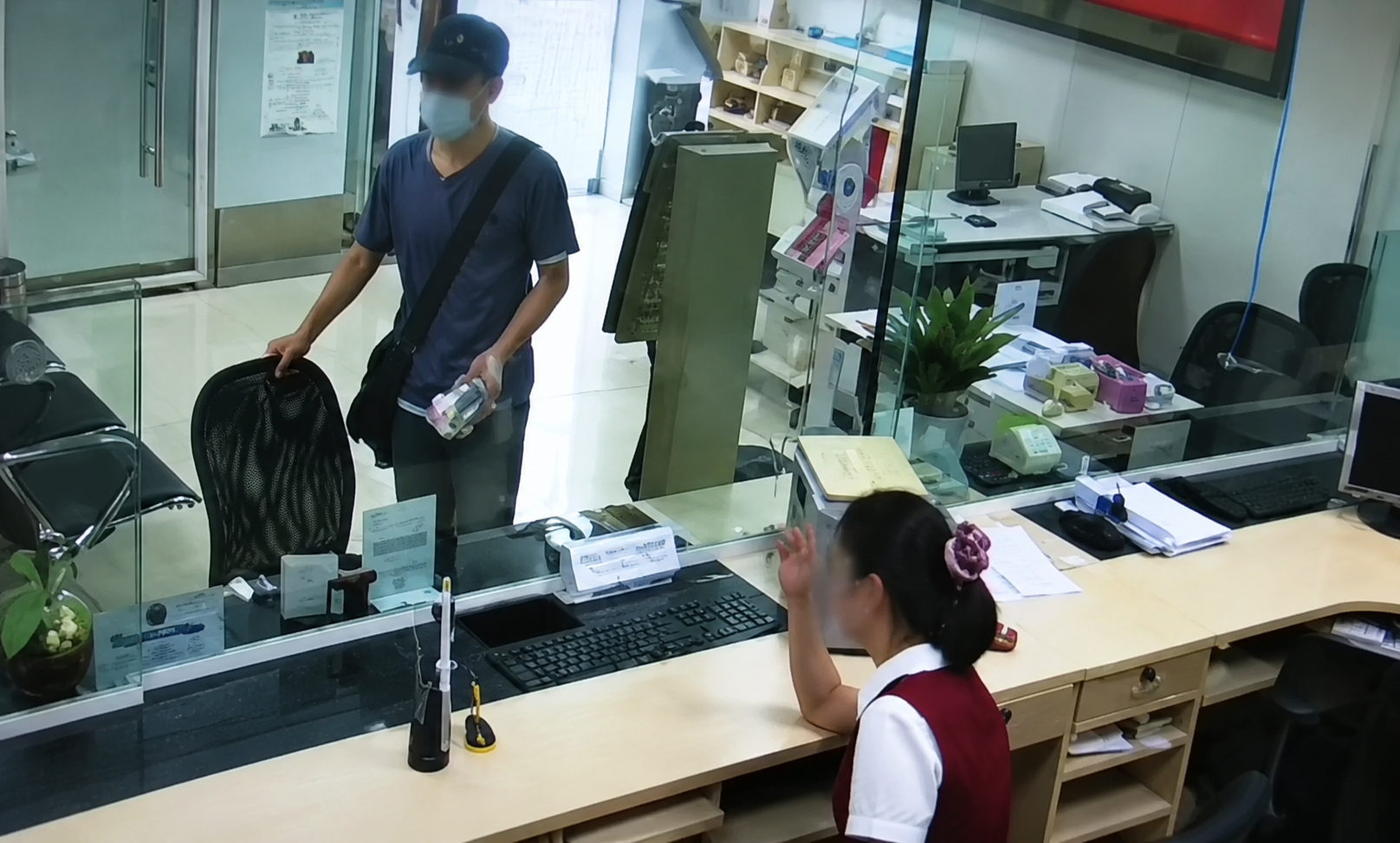 Thủ khoa đại học 16 tuổi bị kết án 10 năm tù vì cướp ngân hàng, cuộc sống hiện tại khiến nhiều người bất ngờ- Ảnh 2. Thủ khoa đại học 16 tuổi bị kết án 10 năm tù vì cướp ngân hàng, cuộc sống hiện tại khiến nhiều người bất ngờ- Ảnh 2.