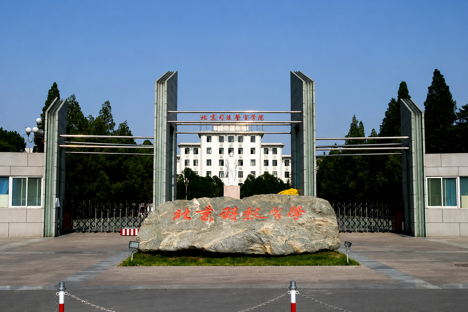 Thủ khoa đại học 16 tuổi bị kết án 10 năm tù vì cướp ngân hàng, cuộc sống hiện tại khiến nhiều người bất ngờ- Ảnh 1. Thủ khoa đại học 16 tuổi bị kết án 10 năm tù vì cướp ngân hàng, cuộc sống hiện tại khiến nhiều người bất ngờ- Ảnh 1.