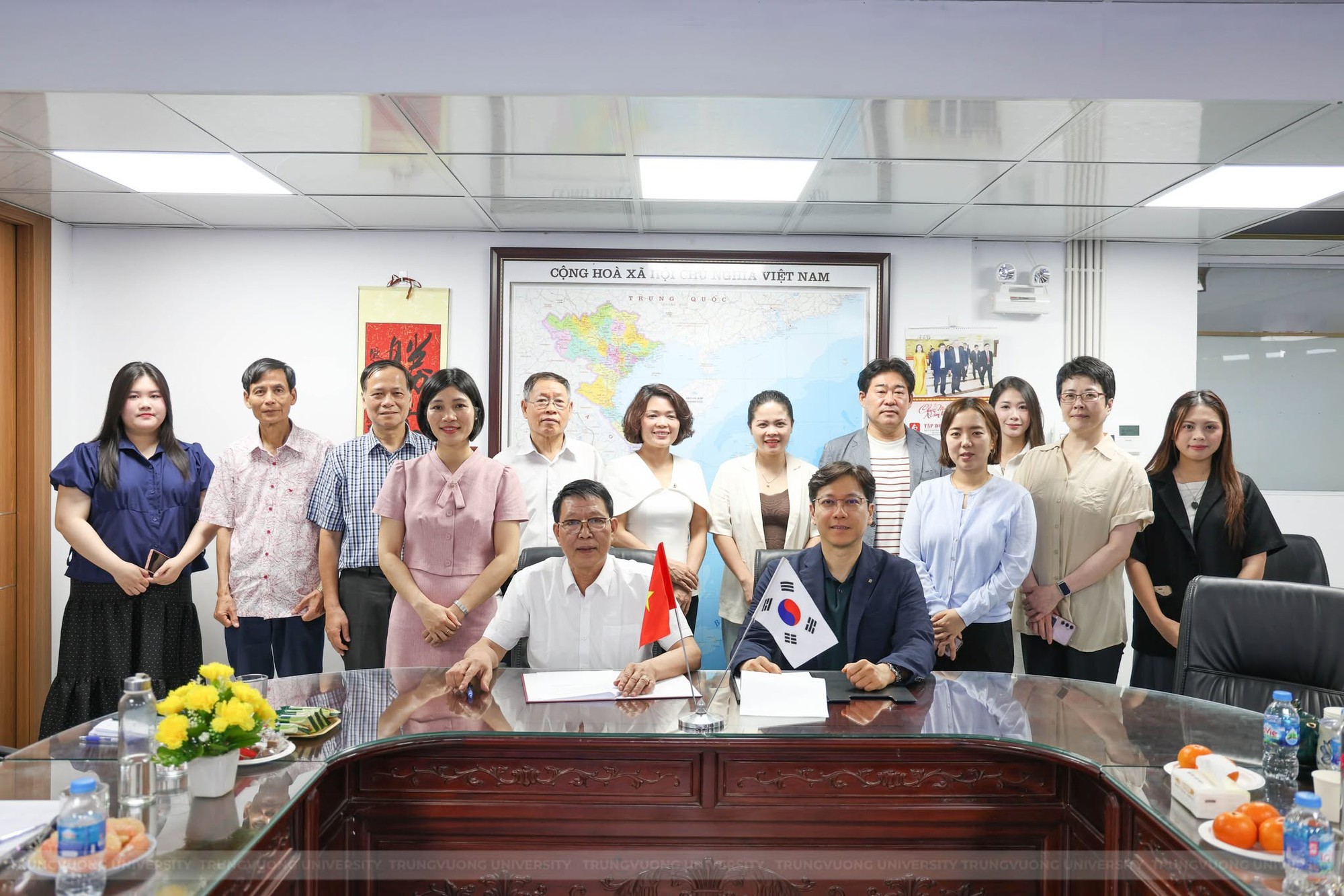Từ giảng đường đến dự án thực tế: Điều gì đang diễn ra trong mô hình học đi đôi với hành tại Trường Đại học Trưng Vương? - Ảnh 2. Từ giảng đường đến dự án thực tế: Điều gì đang diễn ra trong mô hình học đi đôi với hành tại Trường Đại học Trưng Vương? - Ảnh 2.