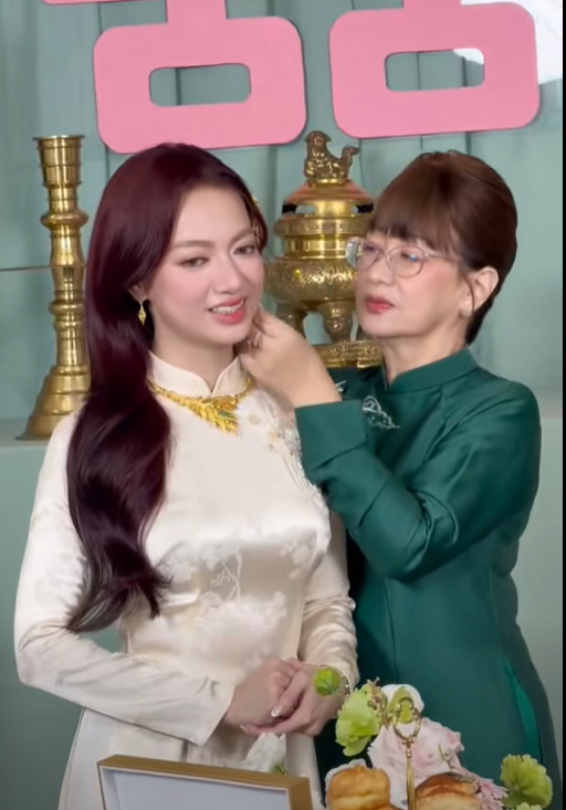 Xu&acirc;n Nghi v&agrave; chồng Việt kiều tổ chức lễ cưới s&aacute;ng nay: C&ocirc; d&acirc;u cười tươi r&oacute;i nhận s&iacute;nh lễ v&agrave;ng!- Ảnh 6.