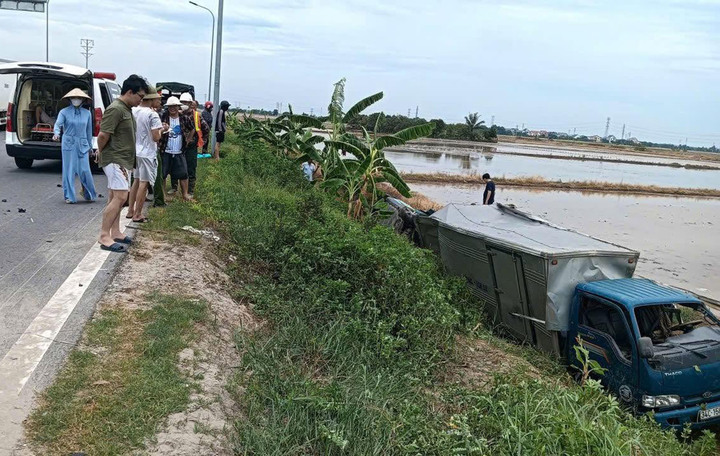 T&agrave;i xế dương t&iacute;nh ma t&uacute;y l&aacute;i taxi h&uacute;c bay xe tải xuống vệ đường- Ảnh 1.