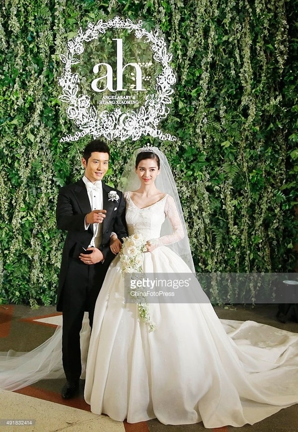 Đ&aacute;m cưới thượng lưu 1.000 tỷ hot nhất showbiz h&ocirc;m nay bị "b&oacute;c mẽ": V&aacute;y cưới thủ c&ocirc;ng nghi l&agrave; đồ đi xin, sảnh tiệc thu&ecirc; chưa đến 2 tỷ- Ảnh 11.