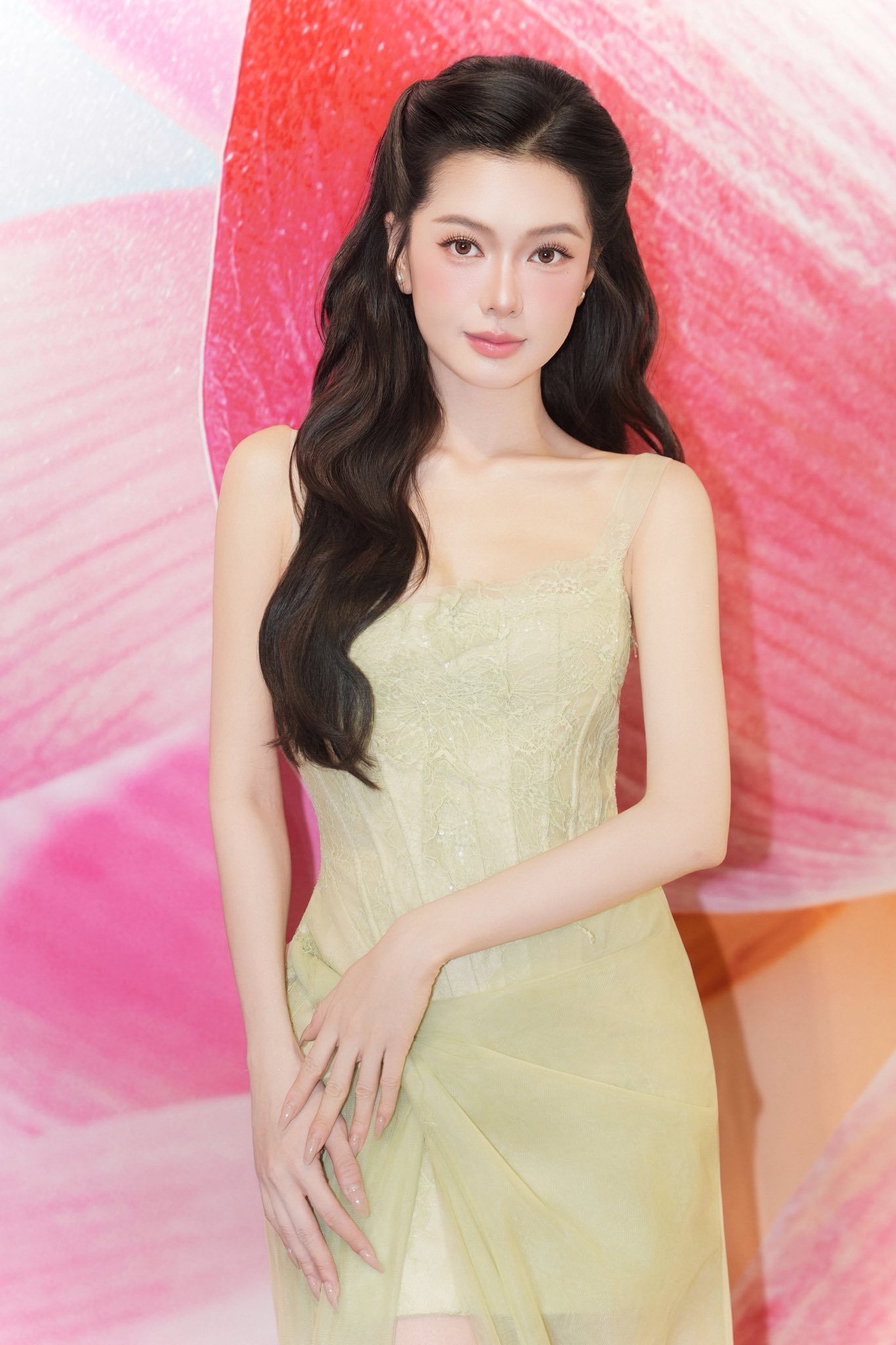 Y&ecirc;n Đan lộ ảnh nắm tay t&igrave;nh tứ với bố đơn th&acirc;n nổi tiếng showbiz, hơn nhau cả con gi&aacute;p - Ảnh 10.