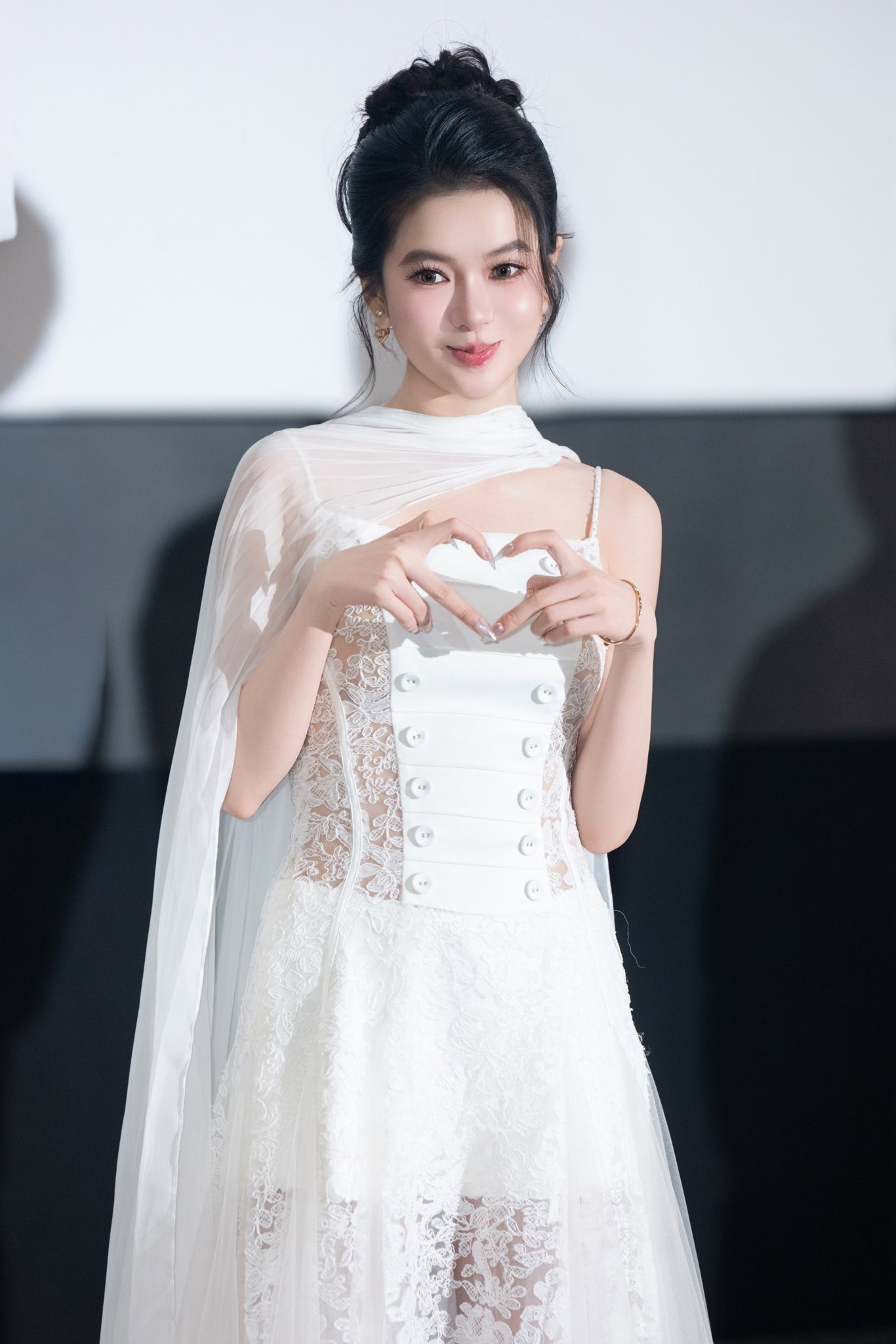 Y&ecirc;n Đan lộ ảnh nắm tay t&igrave;nh tứ với bố đơn th&acirc;n nổi tiếng showbiz, hơn nhau cả con gi&aacute;p - Ảnh 9.